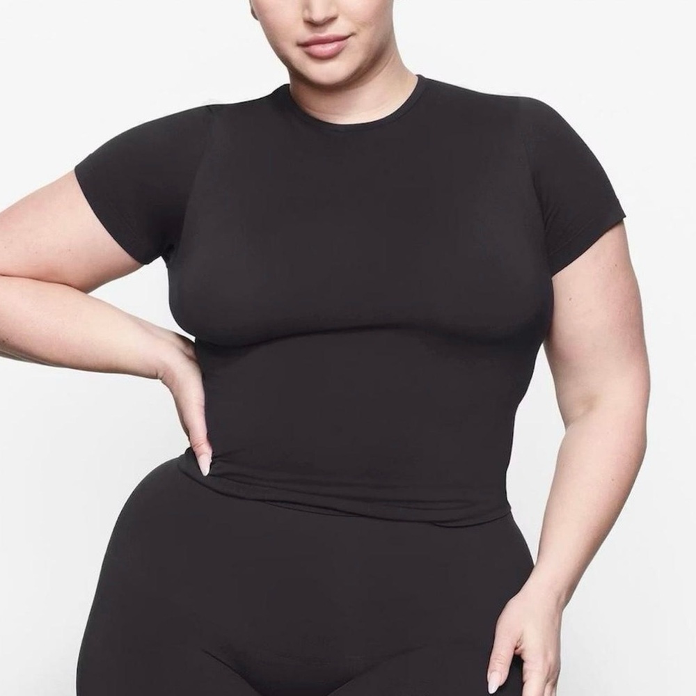 Size S SKIMS Onxy Soft Smoothing Seamless T-Shirt